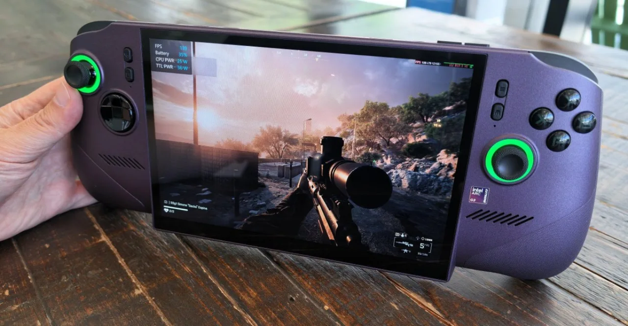 Pessoa concentrada jogando em console portátil de última geração enquanto toma um shake proteico na mesa