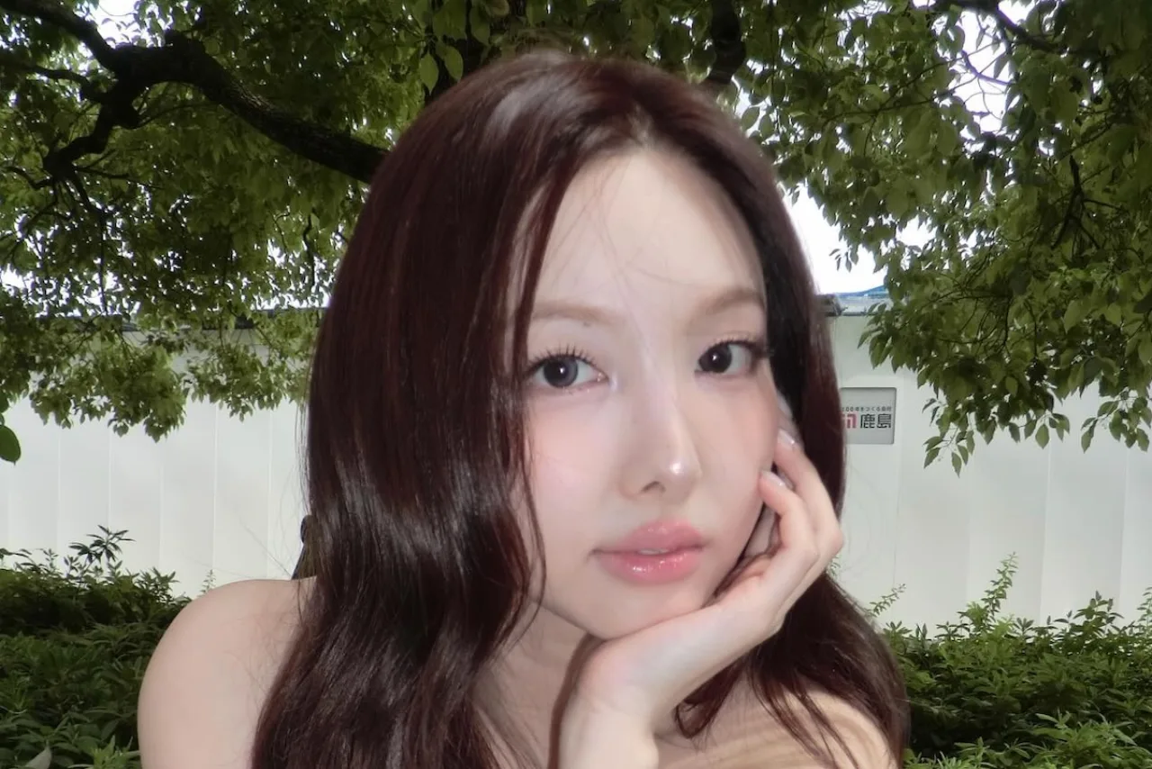 Nayeon aparece em pose futurista, com luzes neon e o texto “CAPTIVATED MODE: ON” ao fundo