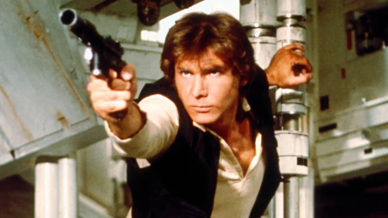 Homem musculoso segurando o boneco Kenner Han Solo enquanto faz supino com barra