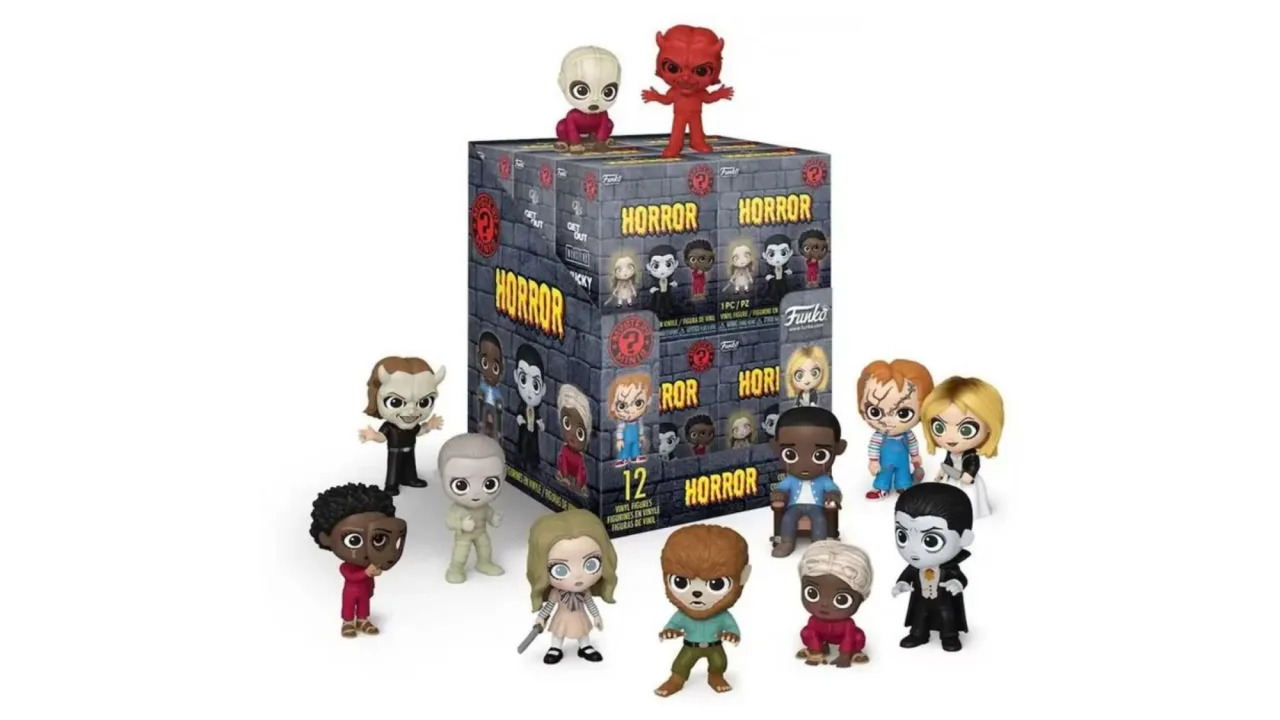 Miniaturas Funko NBCU Horror exibindo Freddy Krueger, Michael Myers e Chucky ao lado do logo da NBCUniversal