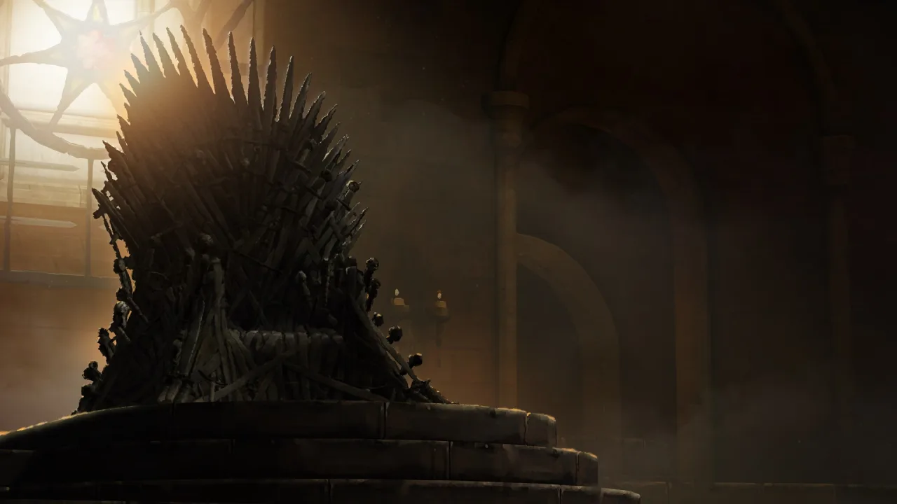 Homem em camiseta da Casa Stark levanta halteres ao lado de um monitor exibindo o trailer de War for Westeros