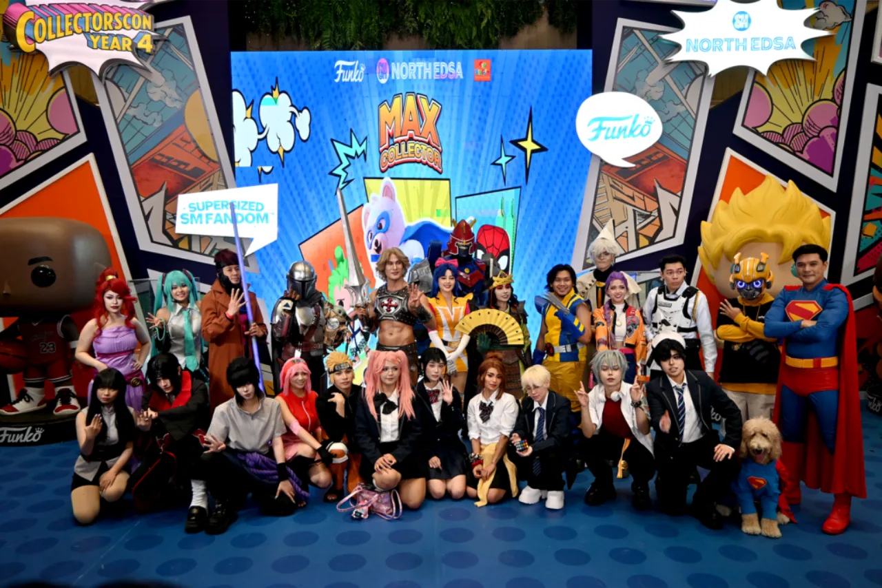 Um cosplayer em pose de alongamento, segurando um Funko Pop enquanto veste roupas esportivas vibrantes