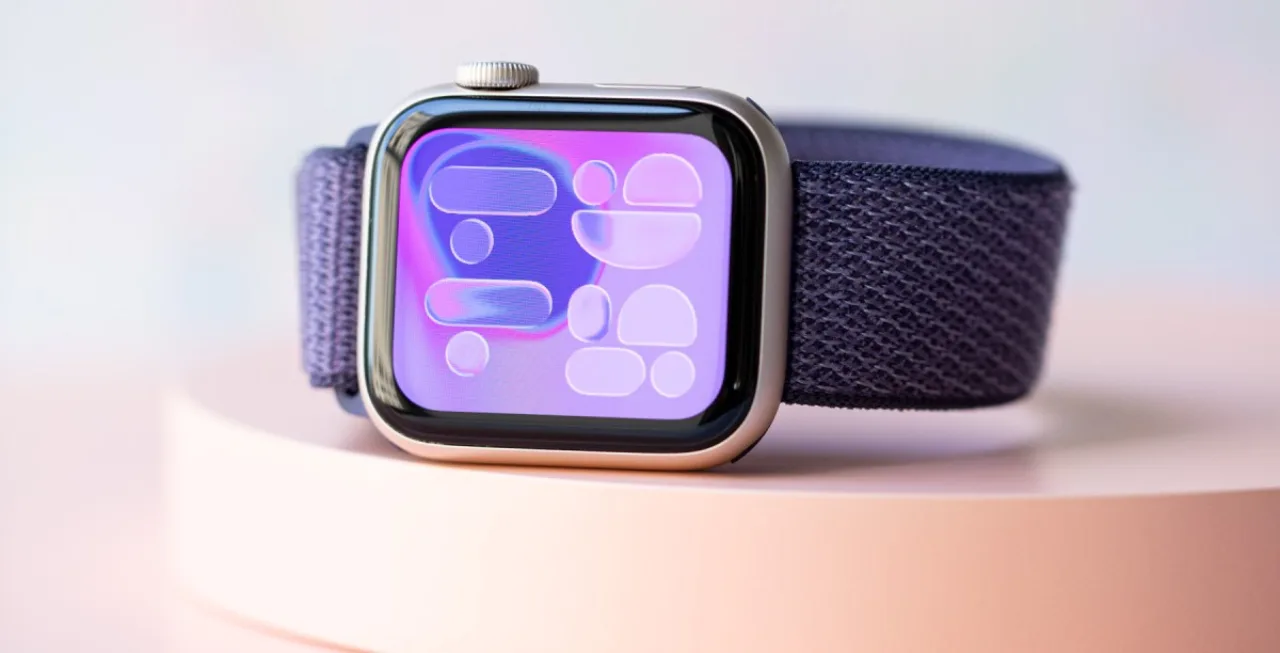 Relógio Apple Watch SE 3 na mão de pessoa correndo, exibindo tela com batimentos e métricas de treino
