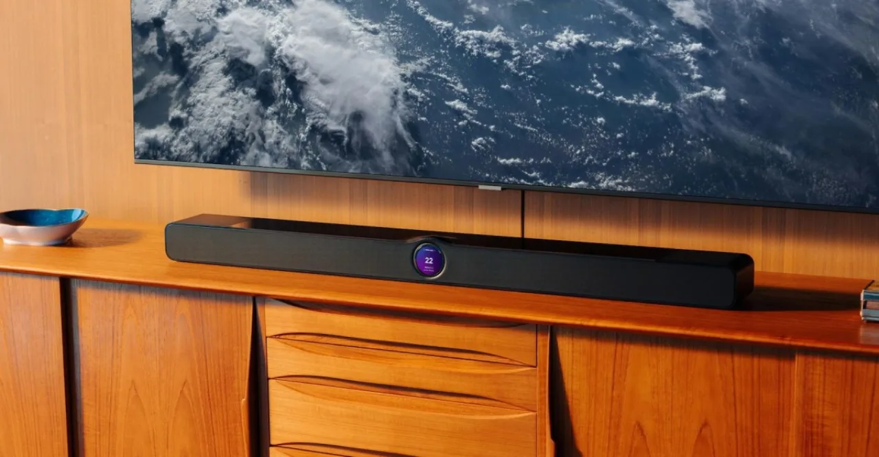Soundbar elegante posicionada sob uma TV moderna em uma sala de estar minimalista com decoração contemporânea