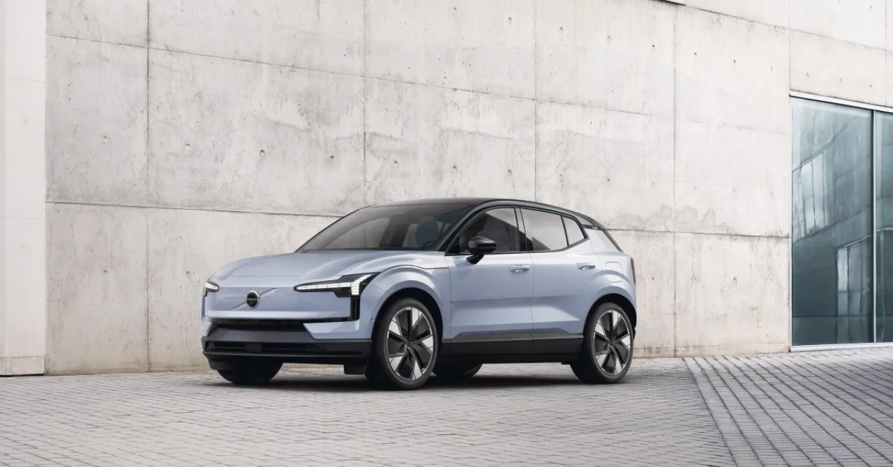 Silhueta de um novo SUV elétrico da Volvo estacionado em uma garagem moderna com cabos de carregamento visíveis