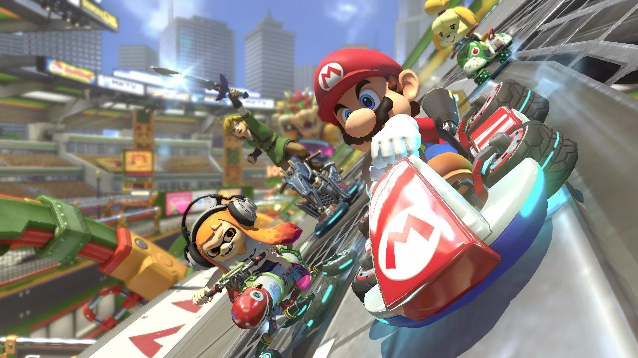 Jovem correndo na esteira, segurando o Switch, garrafa d'água ao lado e tela exibindo Mario Kart 8 Deluxe