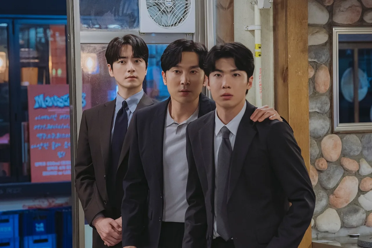 Lee Jun Hyuk como Gong Eun Tae, rodeado por mesas de reunião e gráficos de guerra corporativa, logo da série