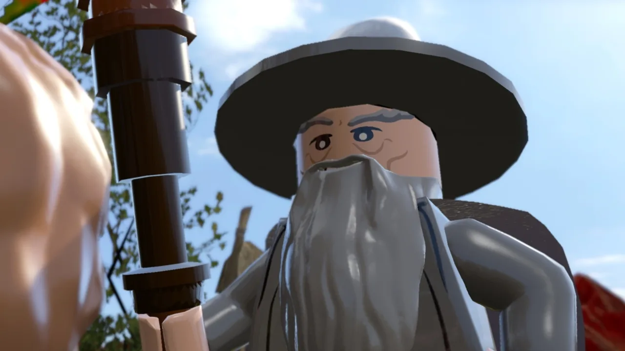 Jovem sentado no sofá jogando LEGO Zelda, enquanto segura uma garrafa d'água e tem halteres ao lado