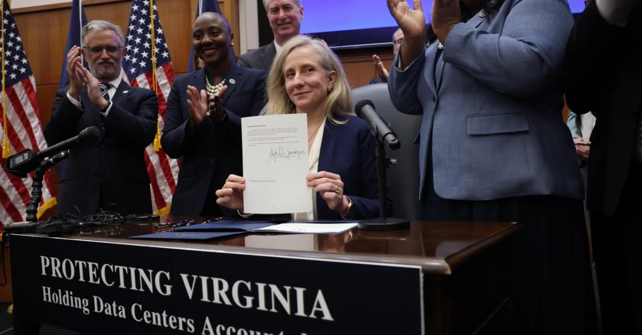 Governadora Abigail Spanberger ao lado de ícones de IA e silhuetas de data centers sobre o mapa da Virgínia