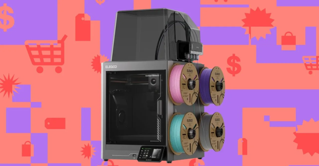 Impressora 3D Elegoo Centauri Carbon 2 Combo com quatro rolos de filamento e logo da marca ao fundo