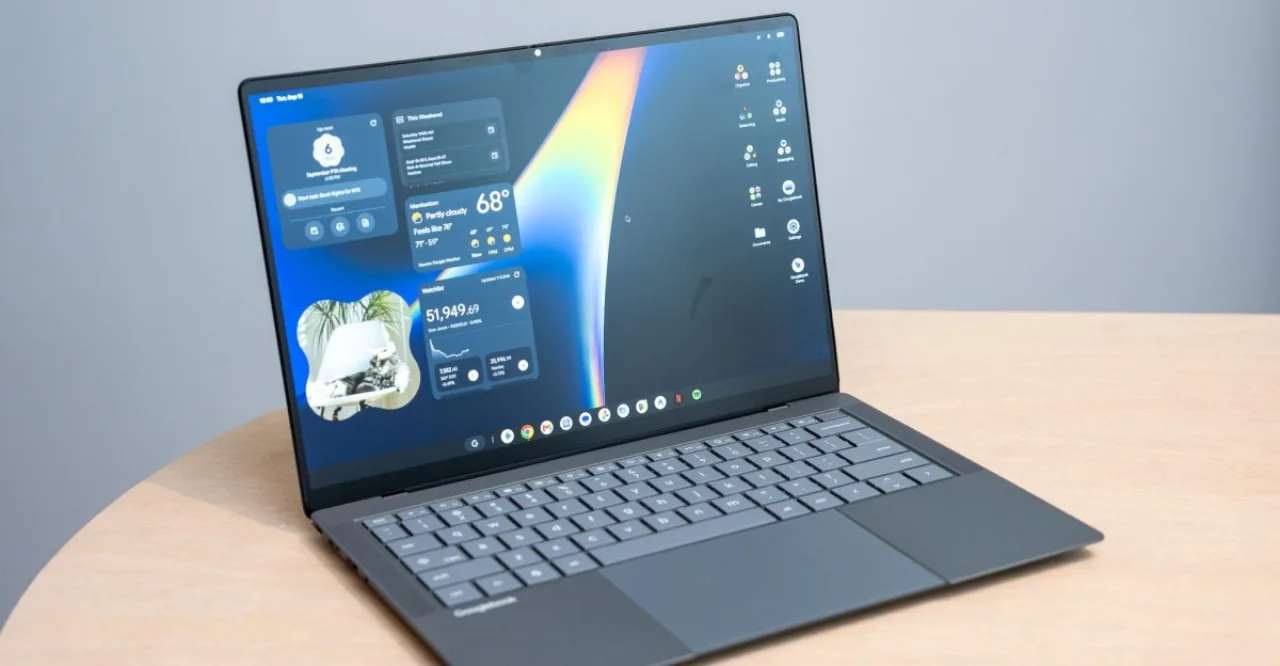 Cinco laptops Googlebooks com logotipo Android e Google alinhados sobre mesa, mostrando telas com interface Android