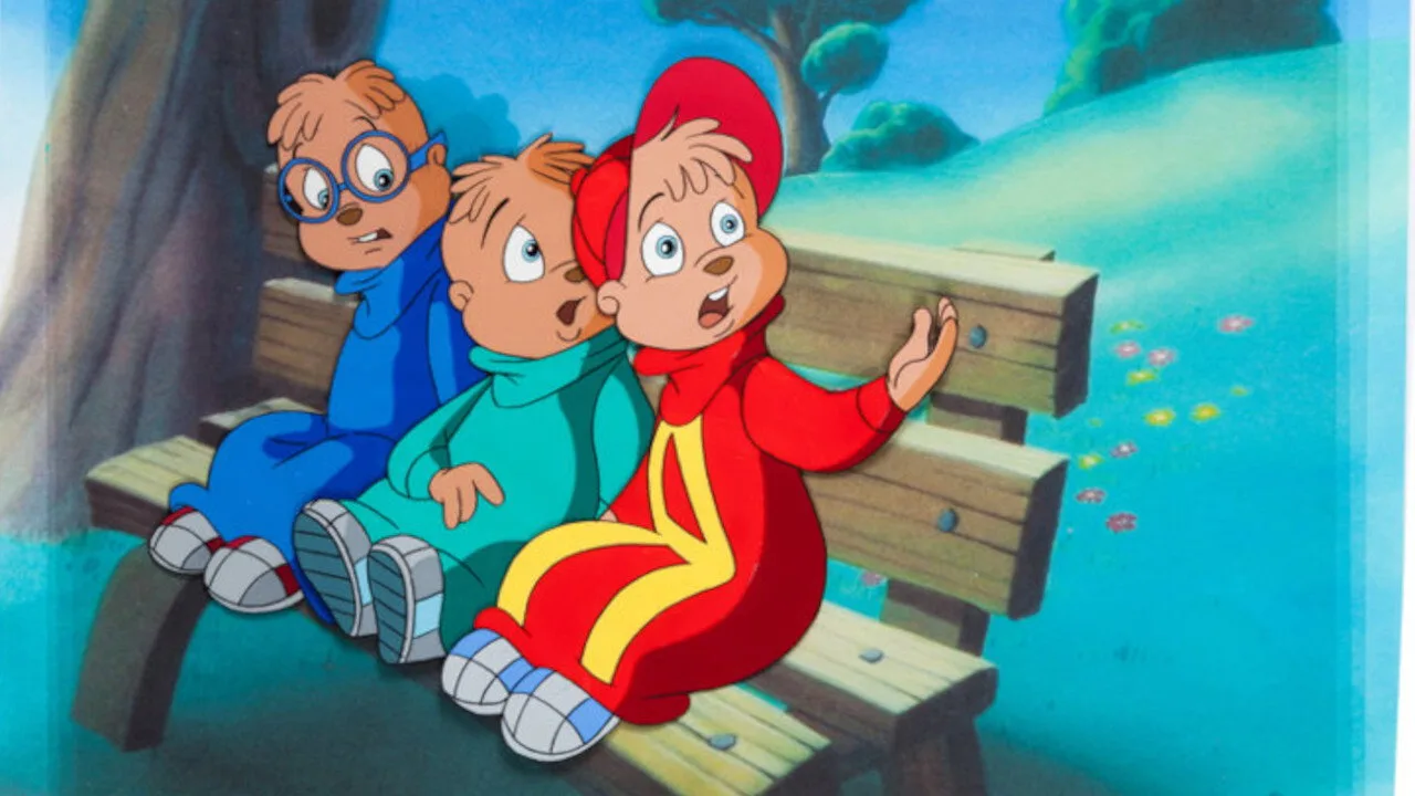 Alvin, Simon e Theodore em mini-roupas esportivas, segurando halteres coloridos, ao lado de um smoothie de frutas