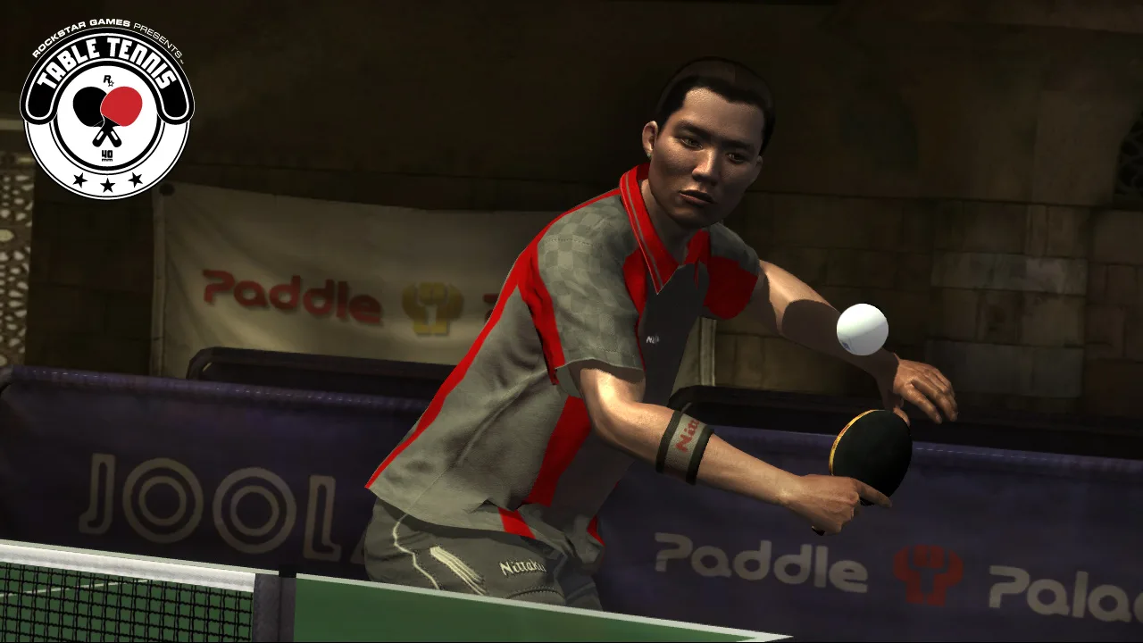 Jovem em roupa de academia levanta halteres enquanto joga GTA 6 no PS5, com garrafa d'água e tênis ao lado