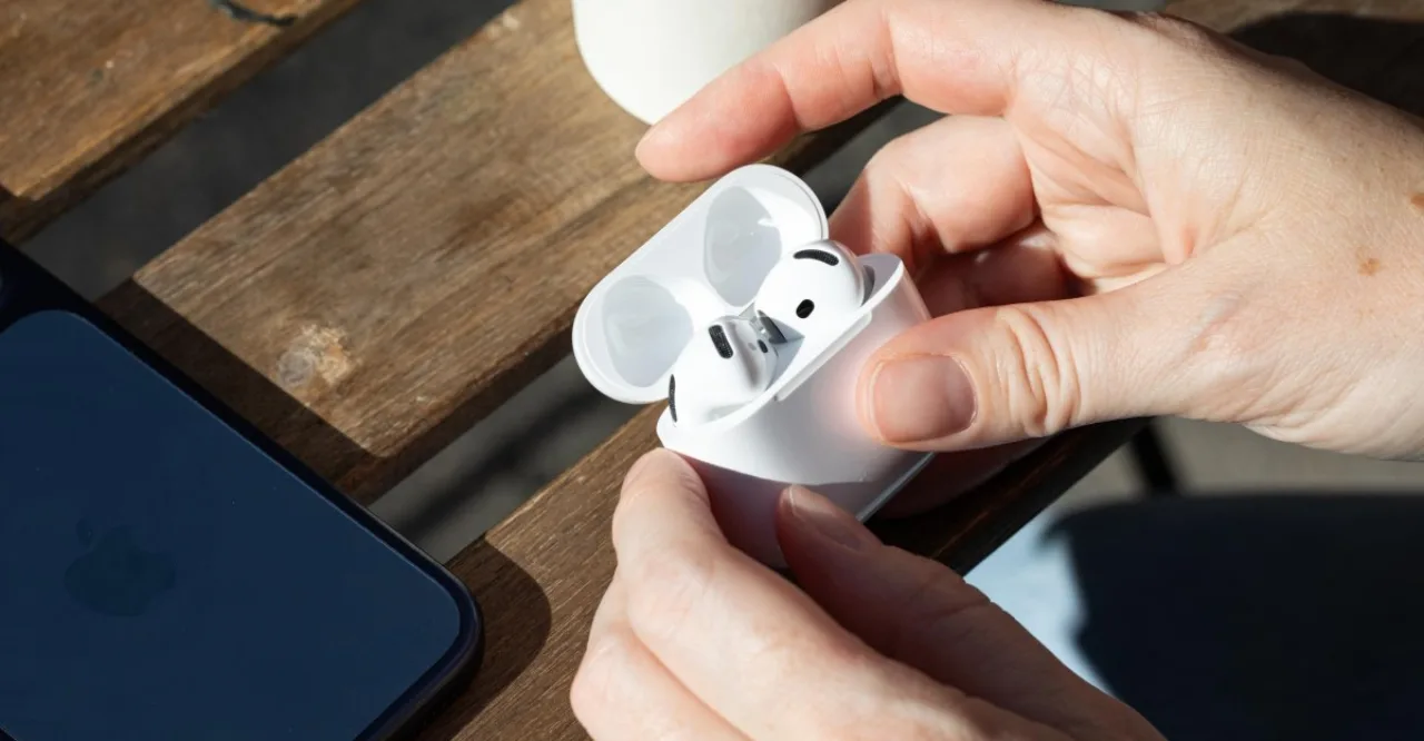 AirPods 5 prateados ao lado de um selo de preço $149 e do logo da Apple, destacando seu novo ANC aprimorado