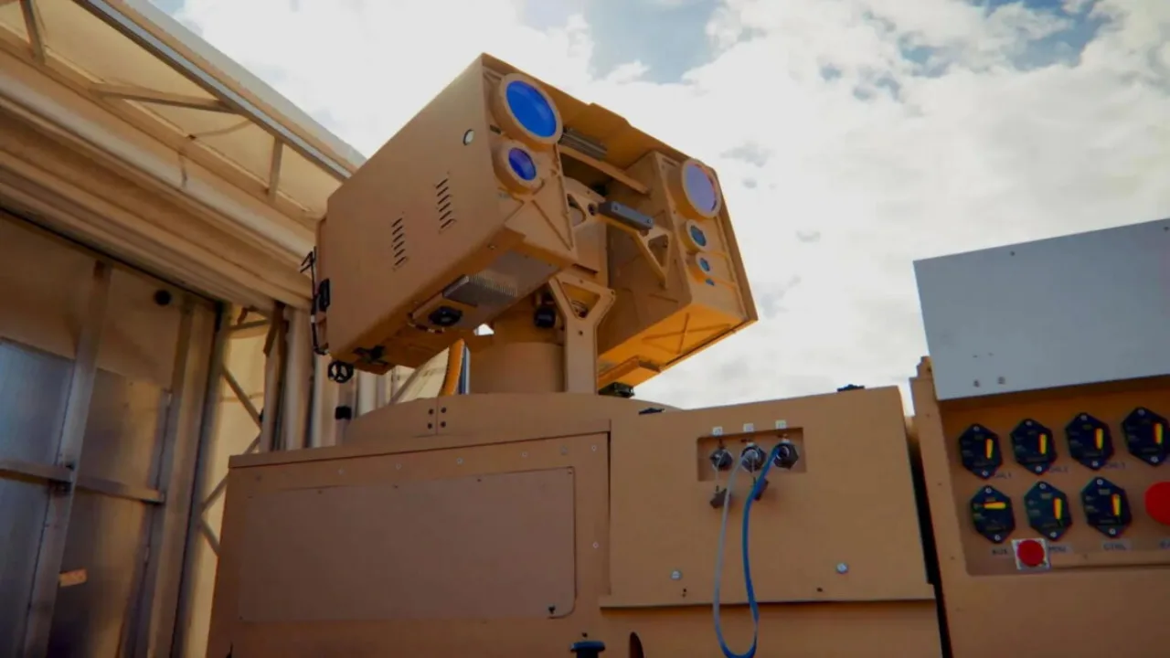 Soldado em uniforme faz flexões ao lado de veículo militar com laser de 20 kW