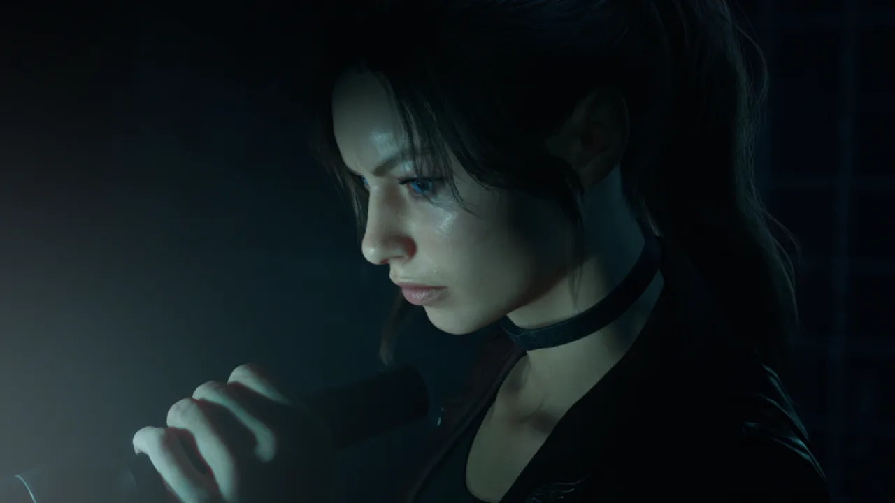 Um corredor em pista ao entardecer, usando fones Bluetooth, segurando uma garrafa de água e vestindo camiseta da Capcom