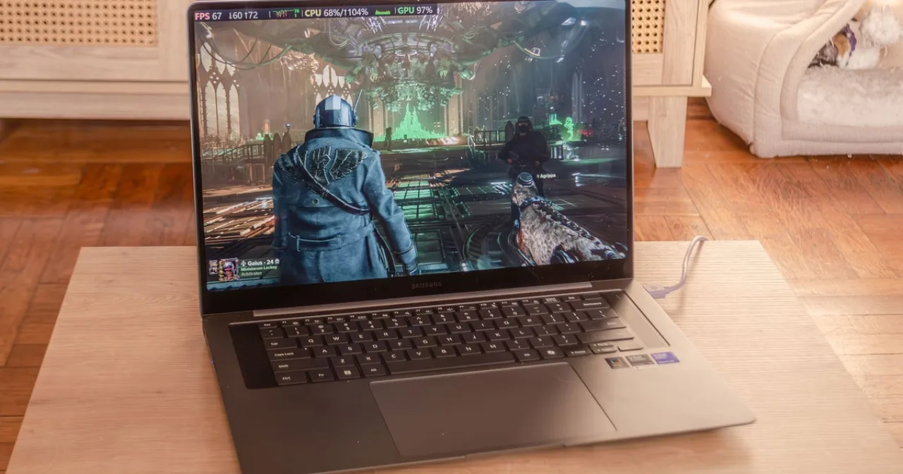 Notebook gamer ultrafino sobre uma mesa minimalista ao lado de um mouse ergonômico e um headset de alta performance