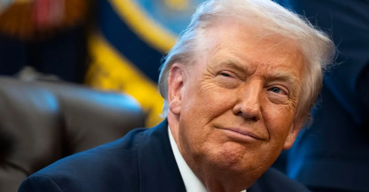 Donald Trump ao fundo, bandeira dos EUA e um holograma de cérebro digital com a frase “Super Intelligence”