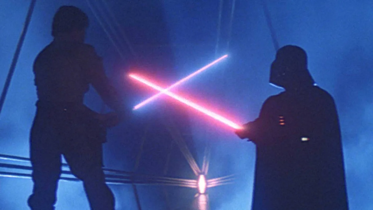 Sabre de luz original de Darth Vader em exibição, com lâmina vermelha e cabo icônico sobre base preta