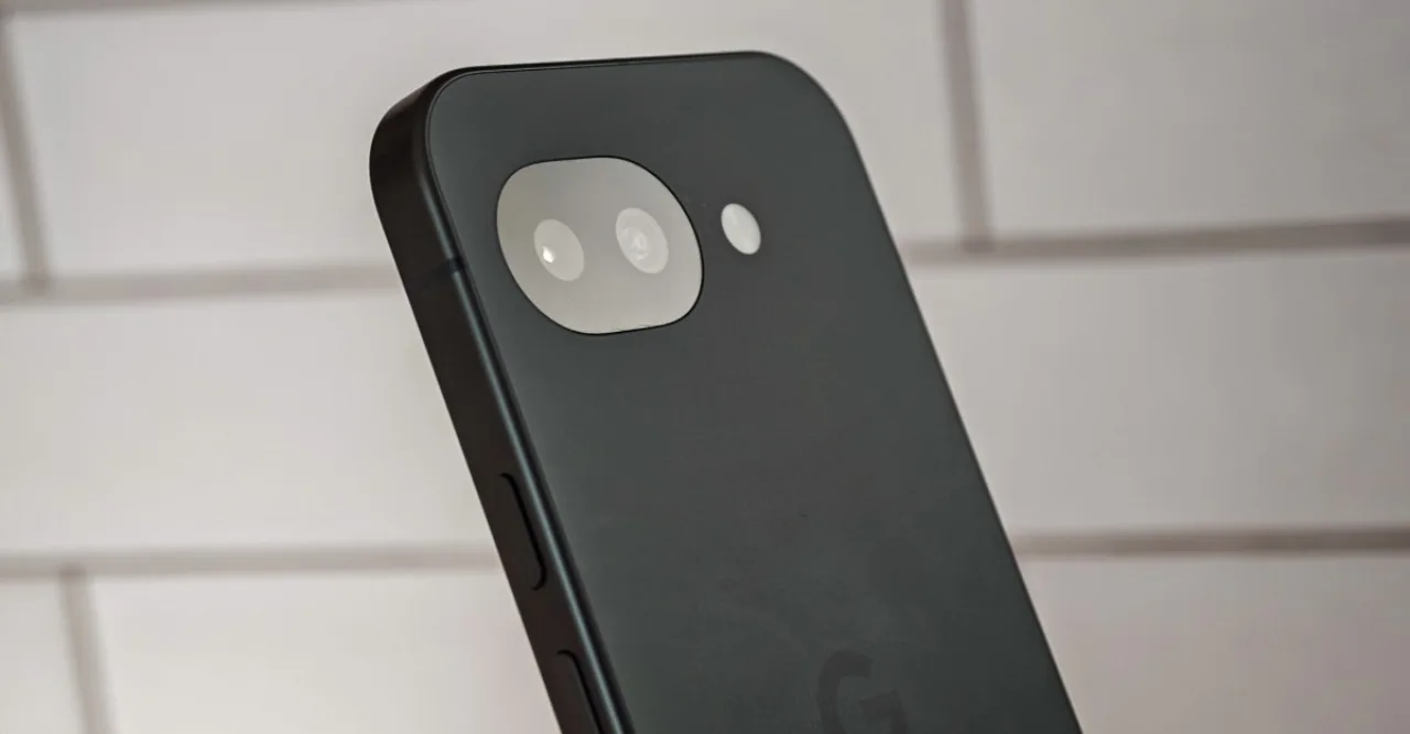 Jovem correndo ao ar livre, segurando o Pixel 11a enquanto usa app de monitoramento cardíaco