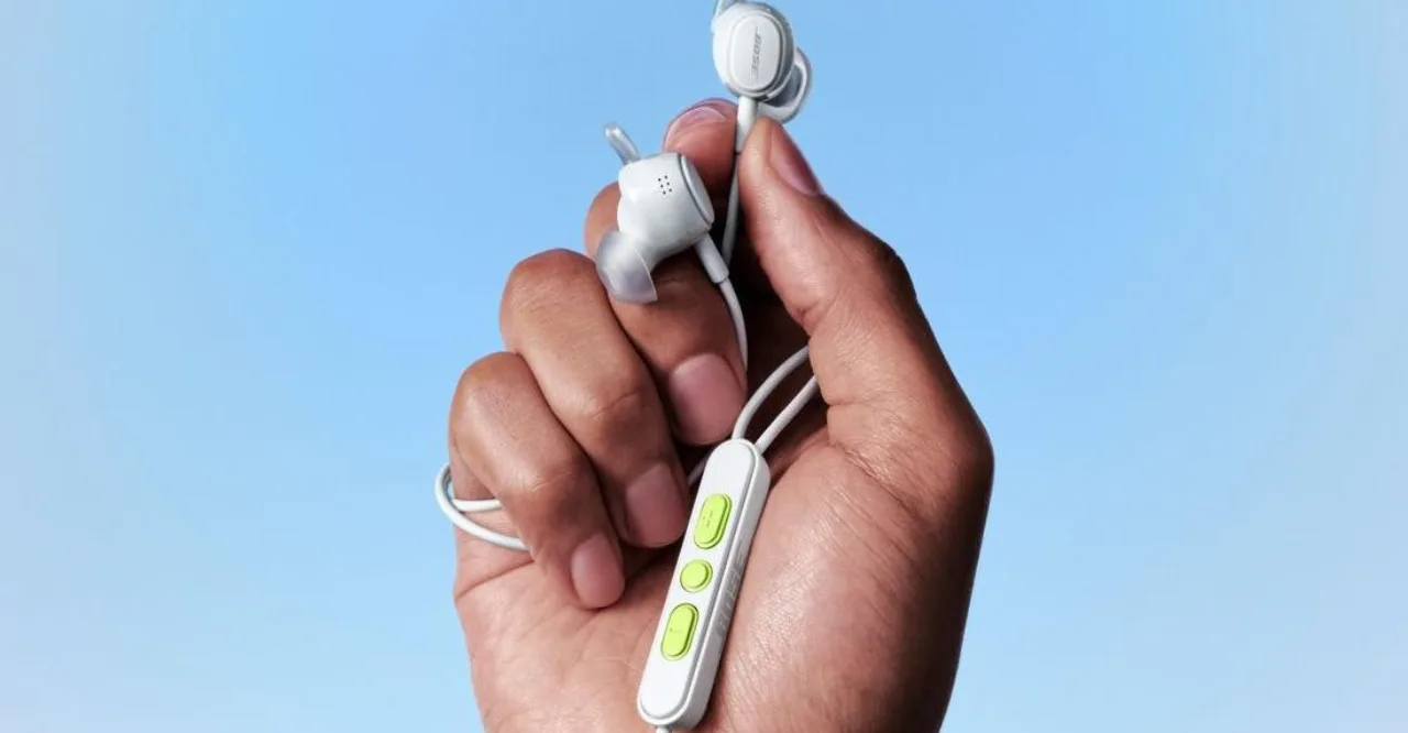 Earbuds Bose Noise Cancelling Wired com cabo e logotipo, exibidos em fundo neutro
