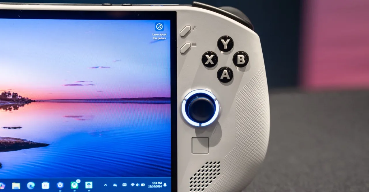 Um jovem atleta segurando um console portátil Legion Go S enquanto faz agachamento