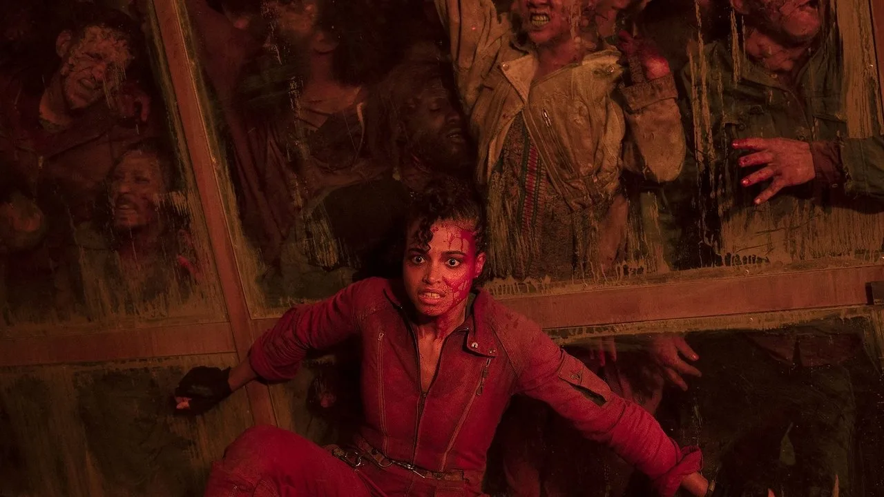 Atleta vestindo roupa tática, segurando halteres enquanto uma sombra de zumbi se projeta ao fundo