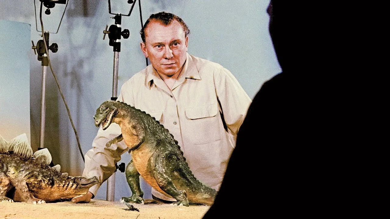 Mulher fazendo agachamento segurando halteres verdes ao lado de um modelo de dinossauro em miniatura