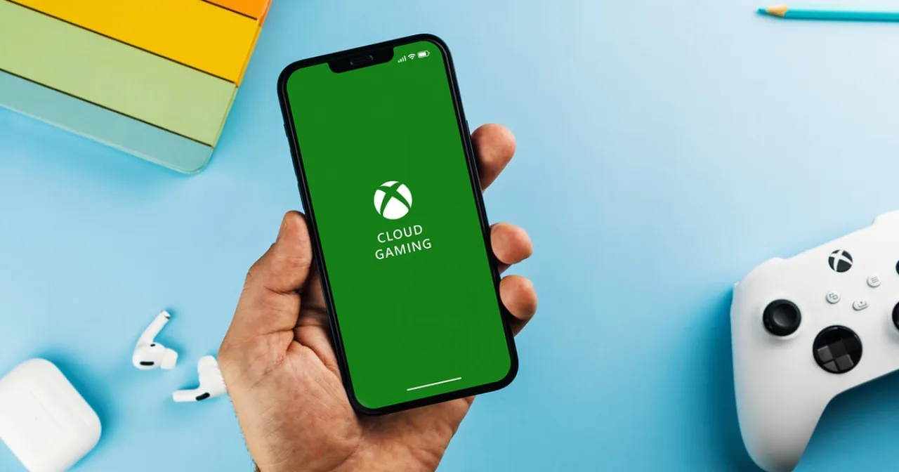 Jovem sentado no sofá, segurando controle Xbox, enquanto faz alongamento de braços e tem garrafa d'água ao lado