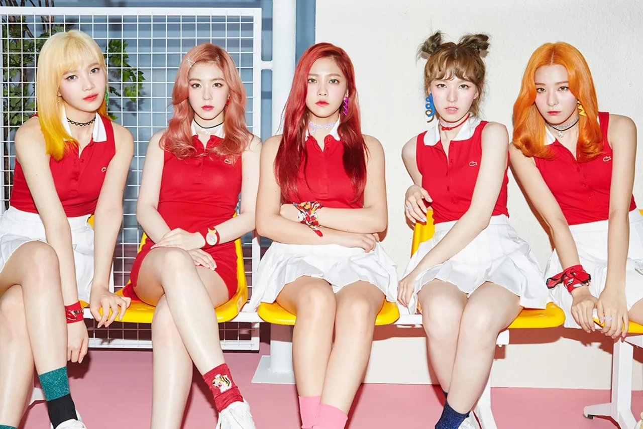 Red Velvet em traje elegante num cenário de cassino, segurando pistolas, com o selo de 300 milhões de visualizações