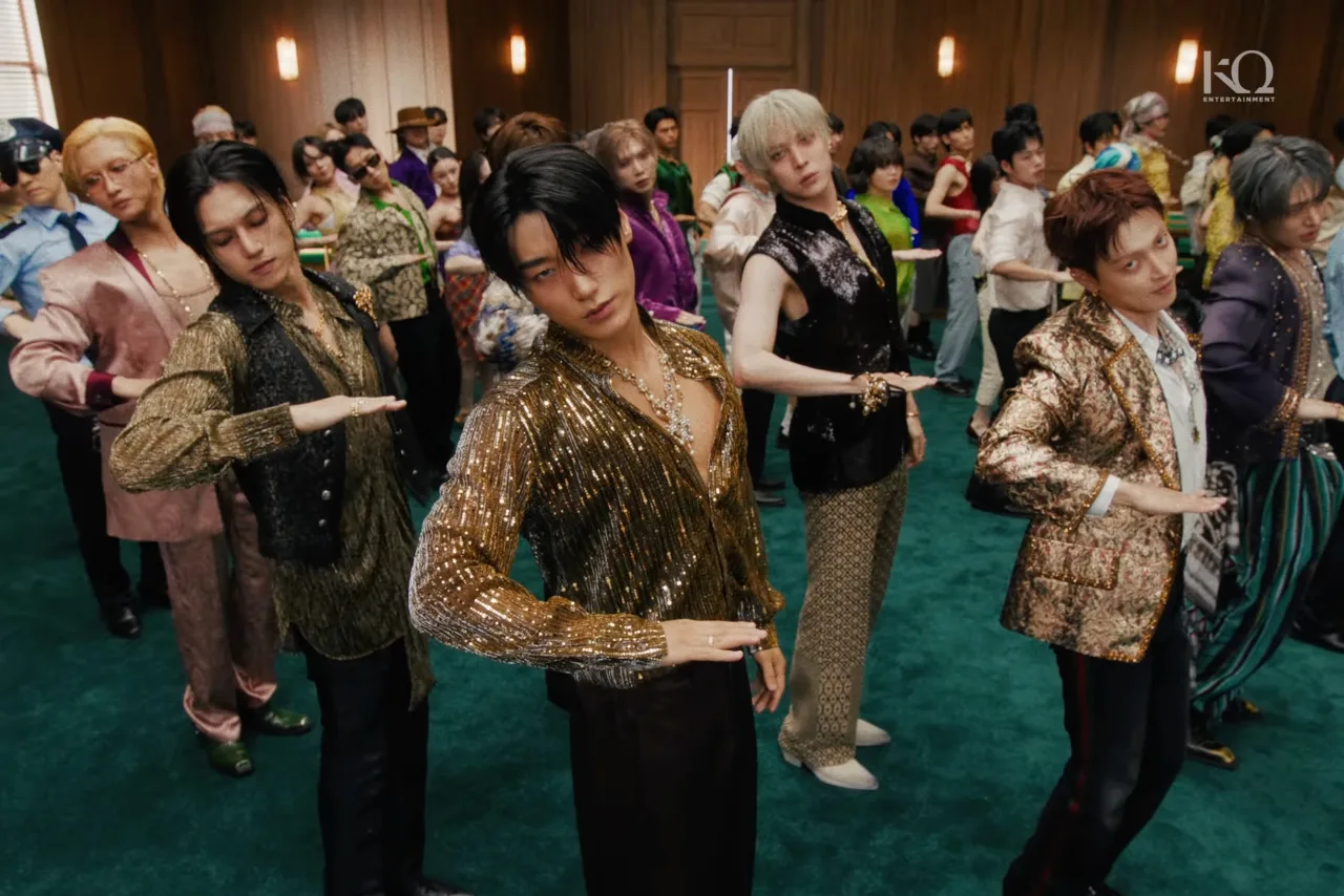Membros do ATEEZ em pose dinâmica do clipe 'BAD', com logo do YouTube e contagem de 100 milhões de visualizações