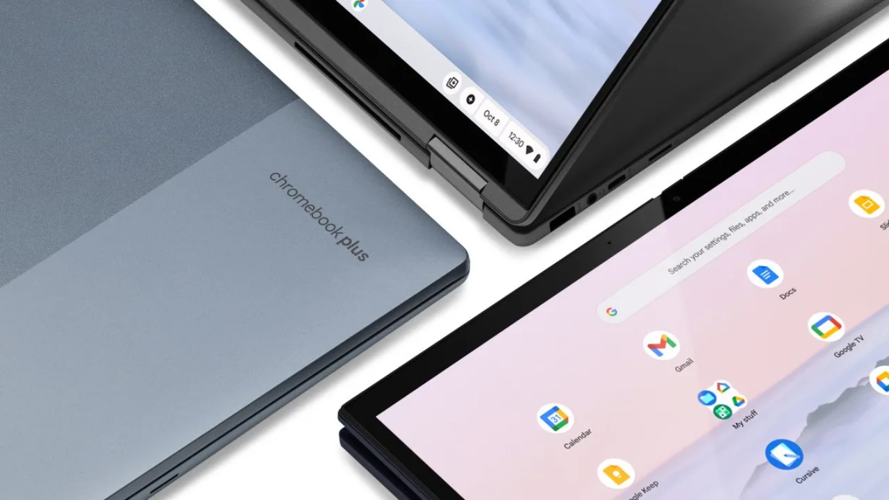 Logotipo do ChromeOS ao lado do novo selo Googlebooks sobre um Chromebook aberto, sugerindo a transição anunciada