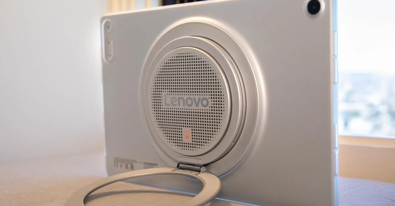 Jovem fazendo alongamento com a Lenovo Tab Plus Gen 2 apoiada no suporte giratório ao lado