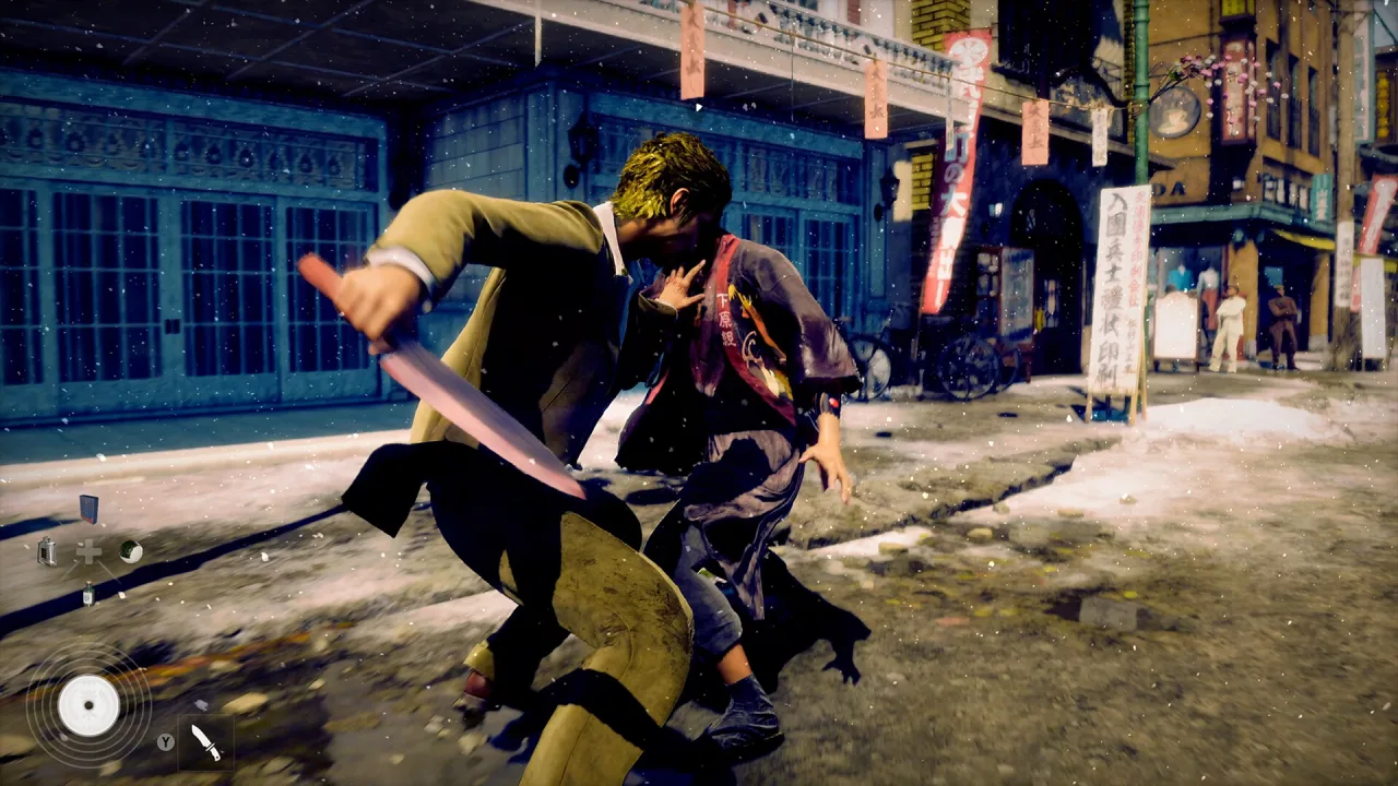 Makoto Daito em pose de luta, enquanto o jogador levanta halteres e segura o controle de arcade