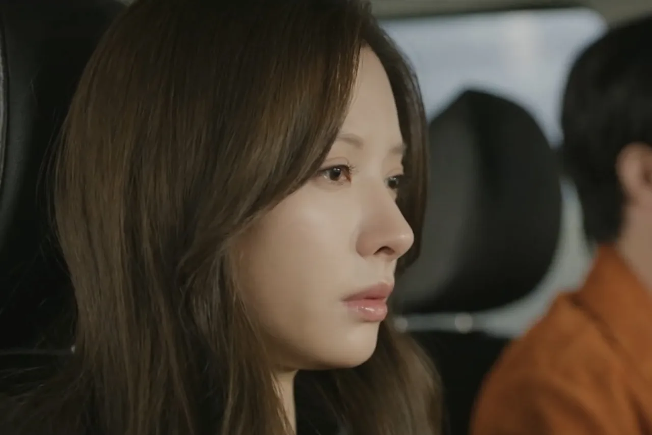 Still do dorama com Kang Hyung Suk, Kim Ji Yeon e Jang Se Hyuk em momento tenso