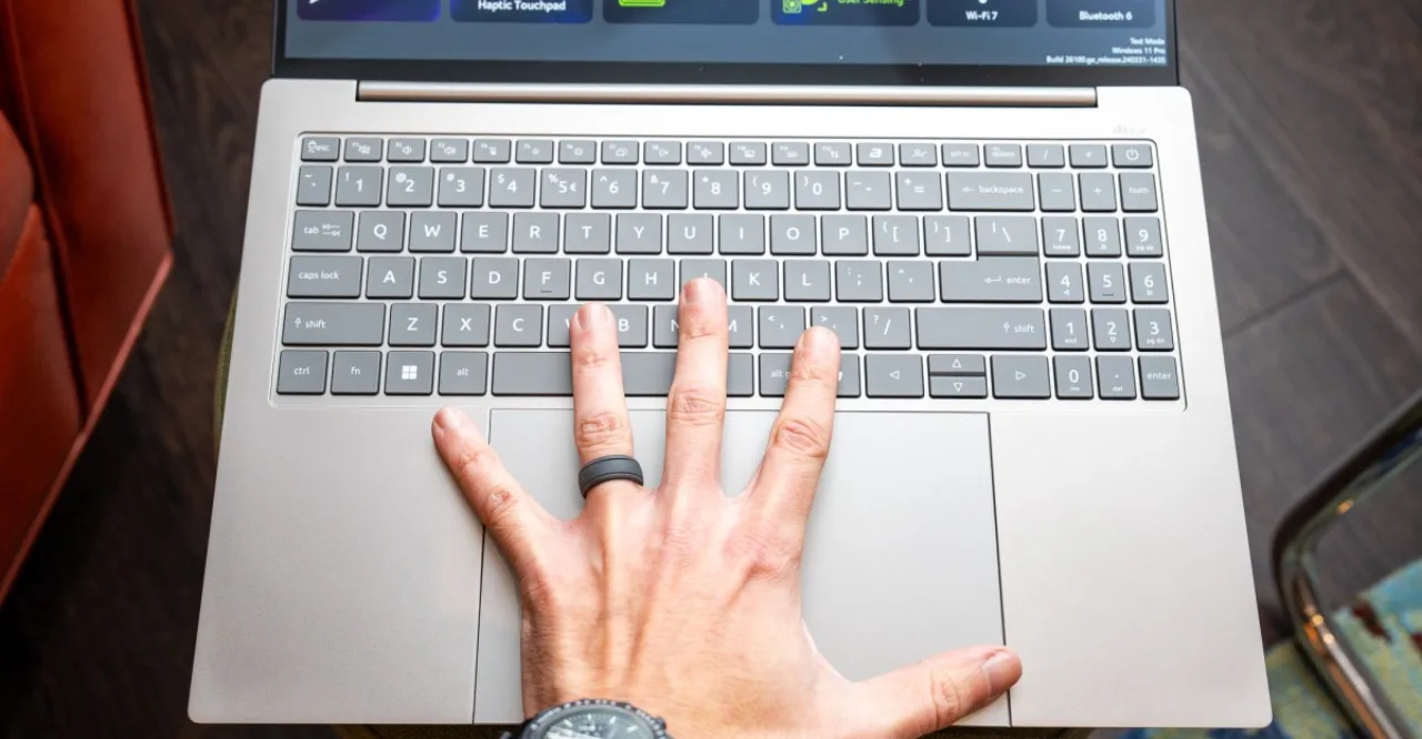 Jovem em roupa de treino, usando fone Bluetooth, faz agachamento com um Acer Swift Go 16 AI sobre o tapete