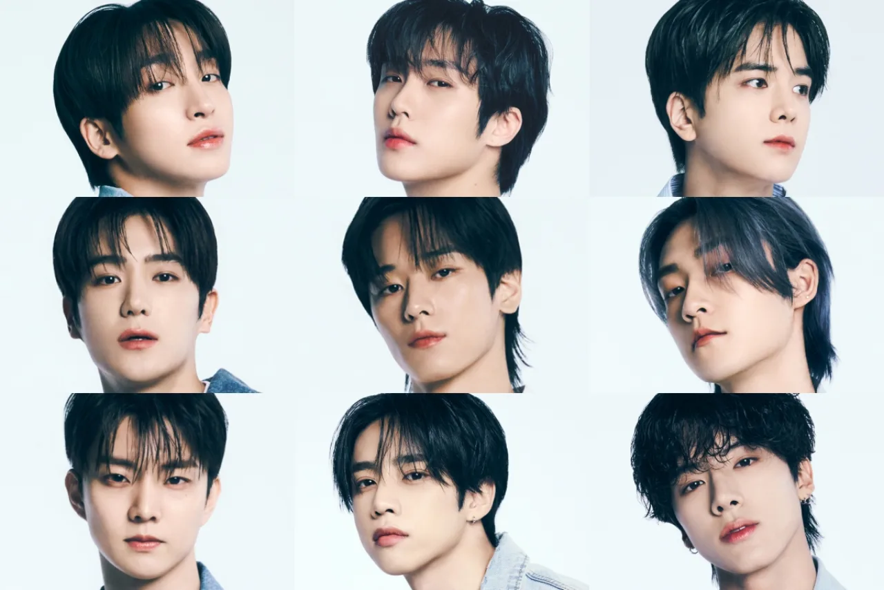 Os nove integrantes do THE BOYZ posam ao lado do logo da 78 RECORDS, segurando o contrato assinado
