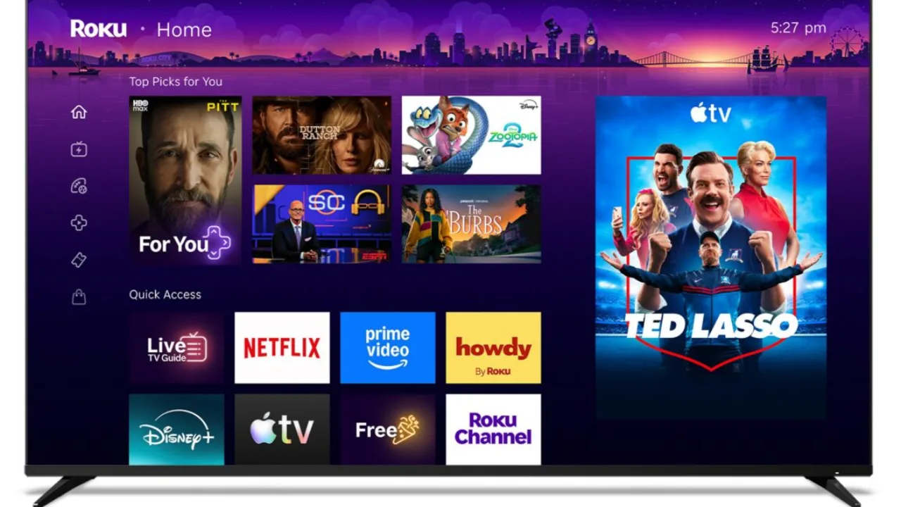 Pessoa frustrada olhando para a tela da TV com um anúncio de fast-food ocupando o menu principal do Roku OS
