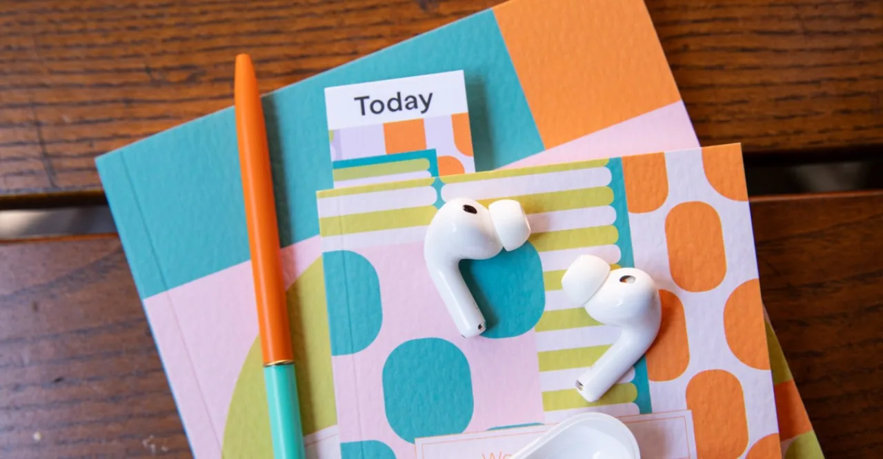 AirPods Pro 3 ao lado do logo da Apple e selo Prime Day da Amazon, com etiqueta de preço $179