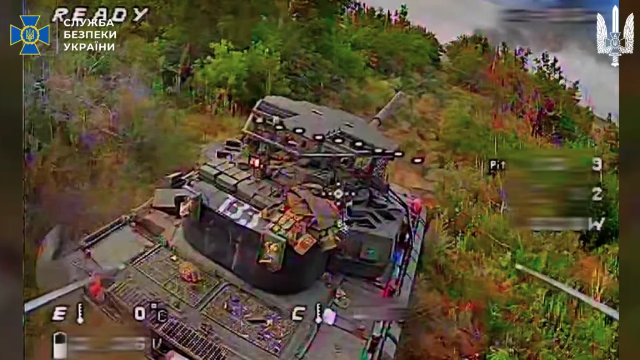 Tanque T-72B3A carbonizado com painéis do Arena-M arrancados, cercado por destroços de drones FPV no solo lamacento