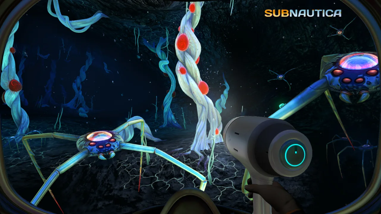 Pessoa jogando Subnautica 2 em um setup gamer, com garrafa de água e frutas frescas sobre a mesa de escritório