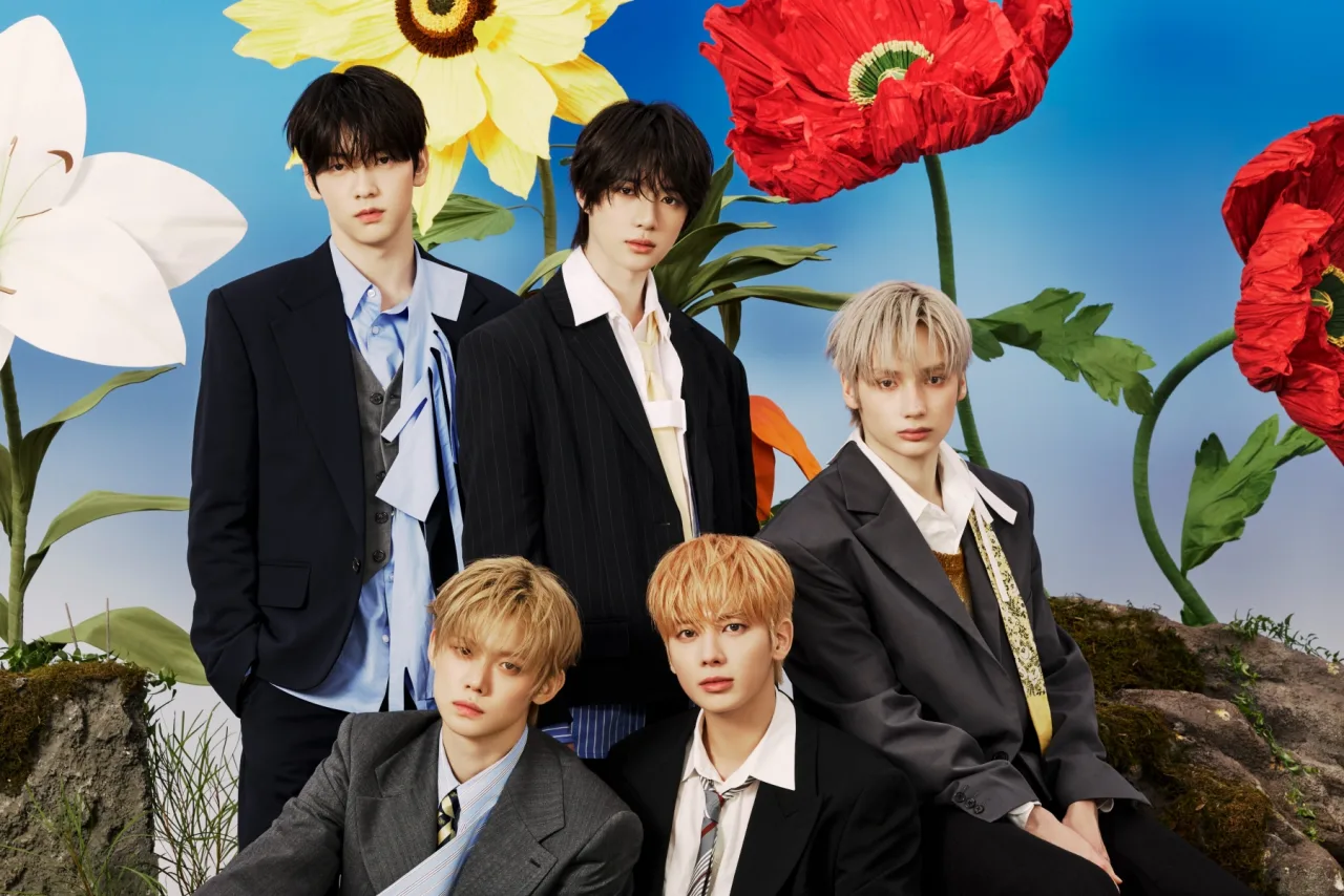 Os cinco integrantes do TXT posam sob nuvens tempestuosas, com o título ‘PERFECT STORM’ e o logo da Big Hit ao fundo