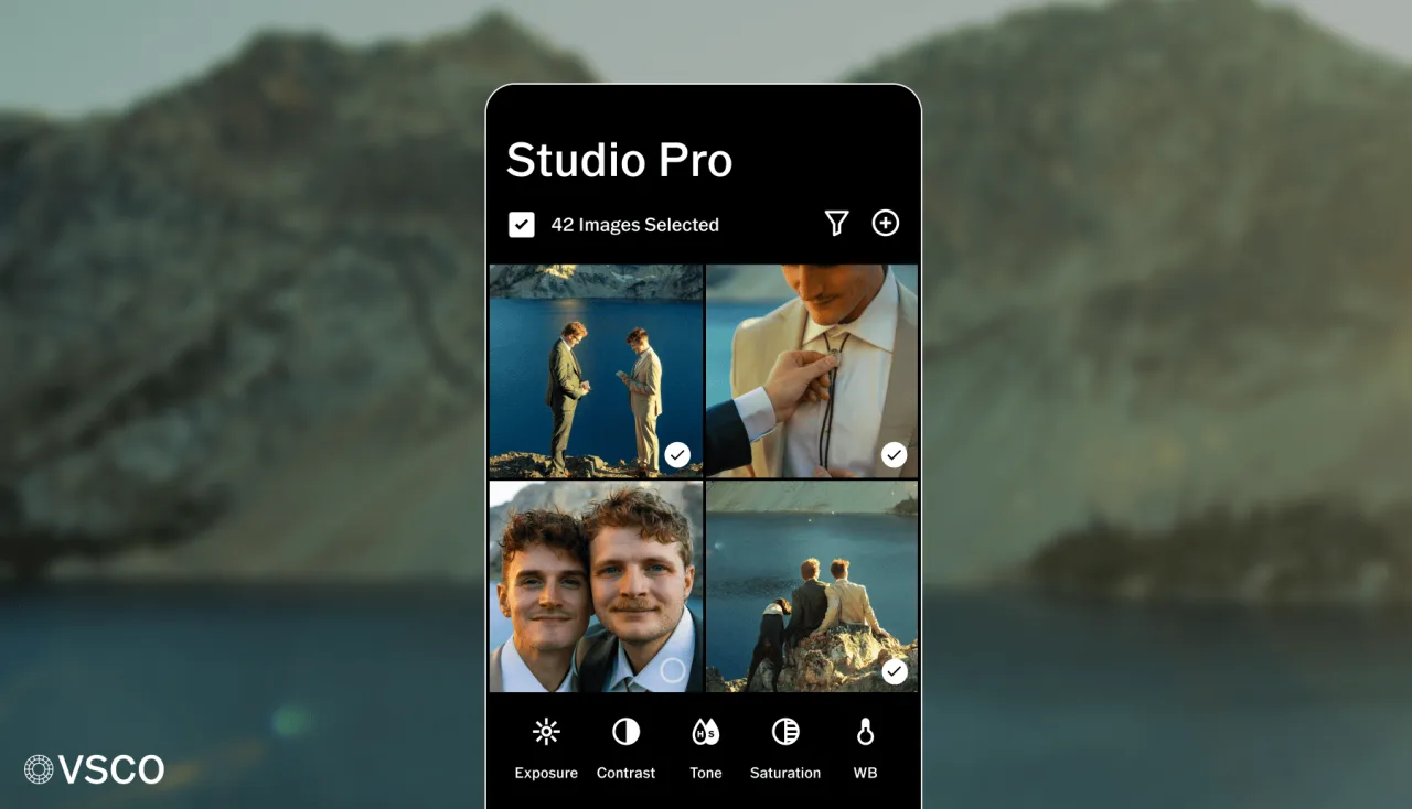 Jovem segurando iPhone com VSCO aberto, usando fones e fazendo agachamento ao lado de um tapete de yoga