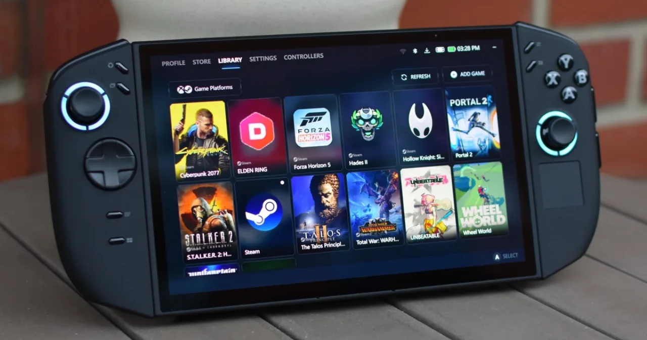 Handheld com tela exibindo logo AMD Radeon e selo FSR 4 ao lado de um Steam Deck com adesivo da Valve