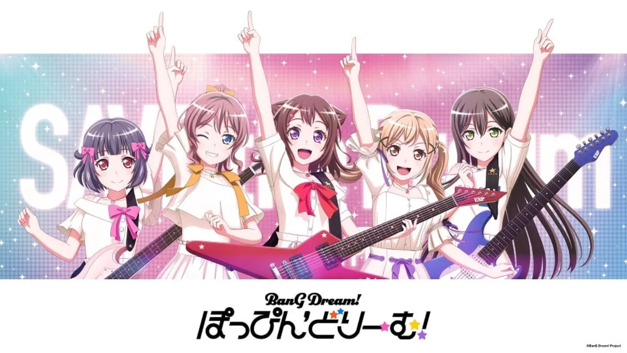Koki Inoue amarra luvas vermelhas, socando saco de pancada ao lado de pôster colorido de Bang Dream!