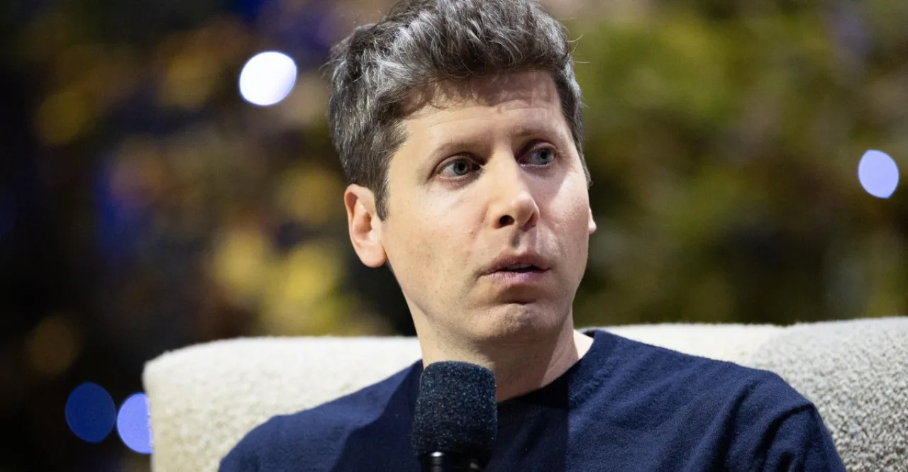 Sam Altman aparece em close, ao fundo gráficos de rede neural e o logotipo da OpenAI