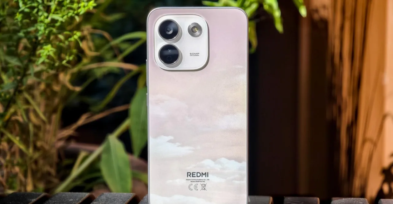 Jovem correndo ao ar livre segurando o Redmi Note 17 Pro Max, ao lado de garrafa d'água e fone Bluetooth