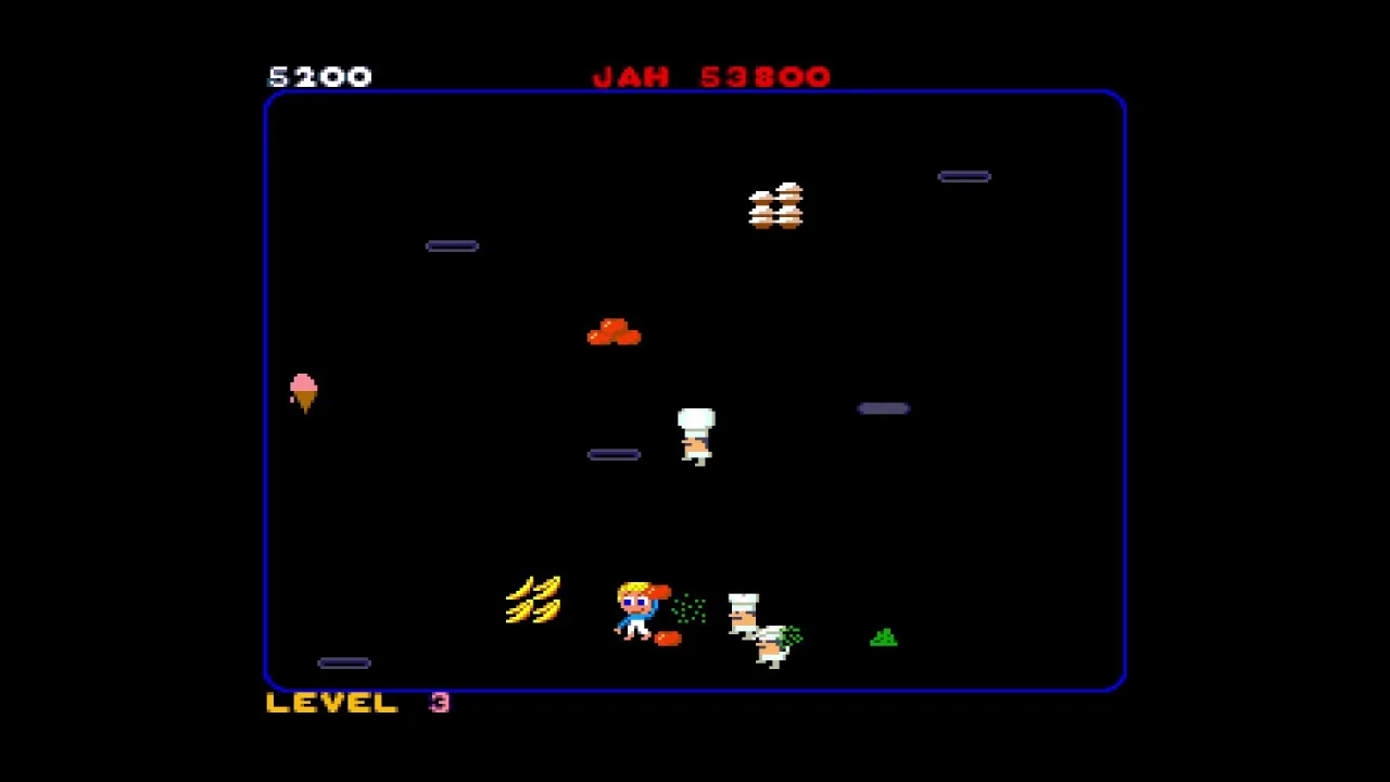 Jovem faz agachamento segurando controle Atari ao lado de caixa de jogos Activision