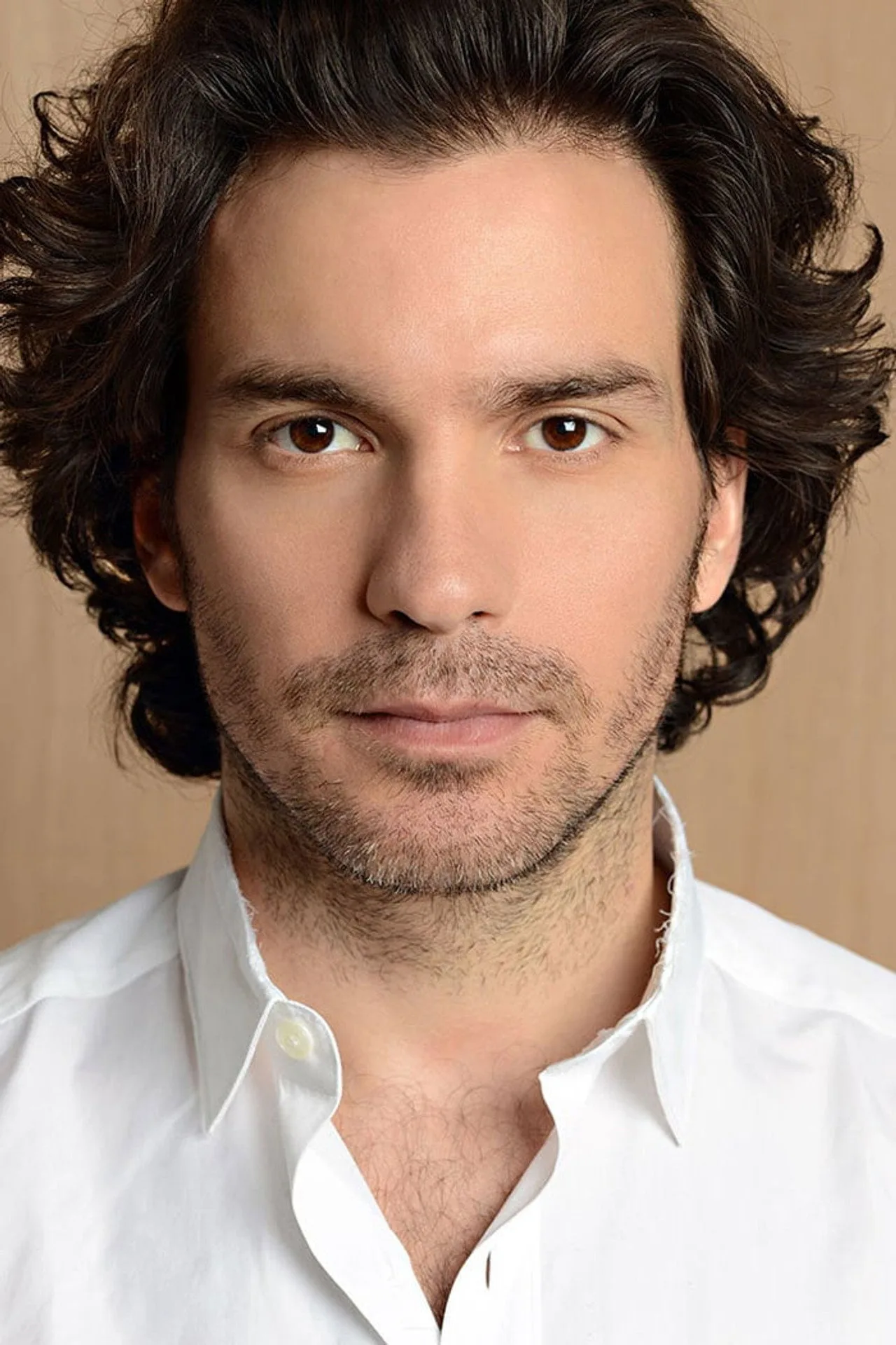 Santiago Cabrera vestindo traje de Aquaman, fazendo mergulho em piscina com halteres ao lado
