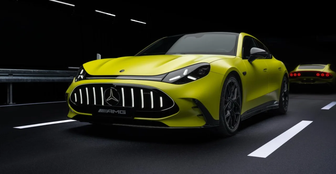Atleta em traje tecnológico de alta performance correndo ao lado de um Mercedes-AMG elétrico em uma pista moderna
